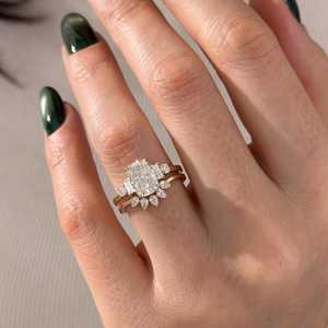 Bague de fiançailles à cinq pierres en diamant de laboratoire allongé de 2 carats et alliance de mariage incurvée en forme de poire, ensemble nuptial unique en or 14 carats - Product Image 1