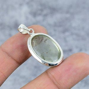 Pendentif ovale en préhnite naturelle avec sertissage en argent plaqué, design minimaliste, cadeau unisexe pour anniversaire - Product Image 4