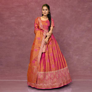 Lehenga Choli de Seda Brocada Regal con Tejido Zari Ornamentado y Detalles de Borde Elegantes, Ideal para Celebraciones Festivas y Bodas para Mujeres - Product Image 1