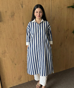 Conjunto de Túnica a Rayas Azul y Blanco con Pantalón Blanco - Product Image 1