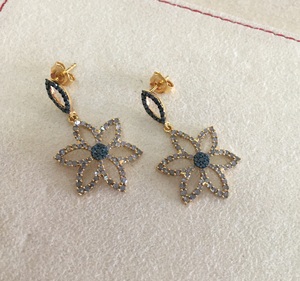 Pendientes colgantes de plata de ley 925 con diseño de flor de diamante redondo de 1.91 quilates, engaste de garra, para uso diario de mujer, joyería de moda - Product Image 3