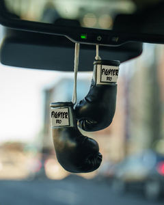 Gants de boxe suspendus en similicuir pour la décoration intérieure de voiture, idéaux pour la gym, la boxe et le karaté - Product Image 6