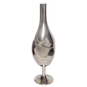 Vase à fleurs élégant en métal argenté, doté d'un corps en forme de goutte d'eau, d'un accent de découpe diagonale et d'une base sur piédestal pour la présentation florale - Product Image 2