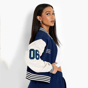 Veste universitaire style preppy avec logo brodé, manches bleu marine et blanc, fermeture éclair, col rabattable, coupe classique - Product Image 6