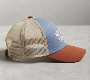 Casquette de baseball trucker bicolore bleue avec dos en maille crème, visière couleur rouille, structurée, 5 panneaux, broderie en relief, fermeture snapback, logo personnalisé - Product Image 2
