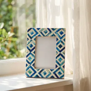 Marco de Fotos de Resina con Mosaico Azul y Blanco Hecho a Mano, Vertical, de Pie, Único - Product Image 3