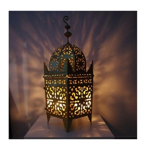 Lampes à bougies hexagonales marocaines en or ou lanternes marocaines en métal, lanternes décoratives pour la décoration de l'Aïd et du Ramadan - Product Image 4