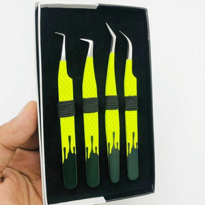 Pince à cils en acier inoxydable bicolore jaune et noir, à pointe incurvée, pour une application précise et un volume optimal lors de l'extension des cils. - Product Image 2