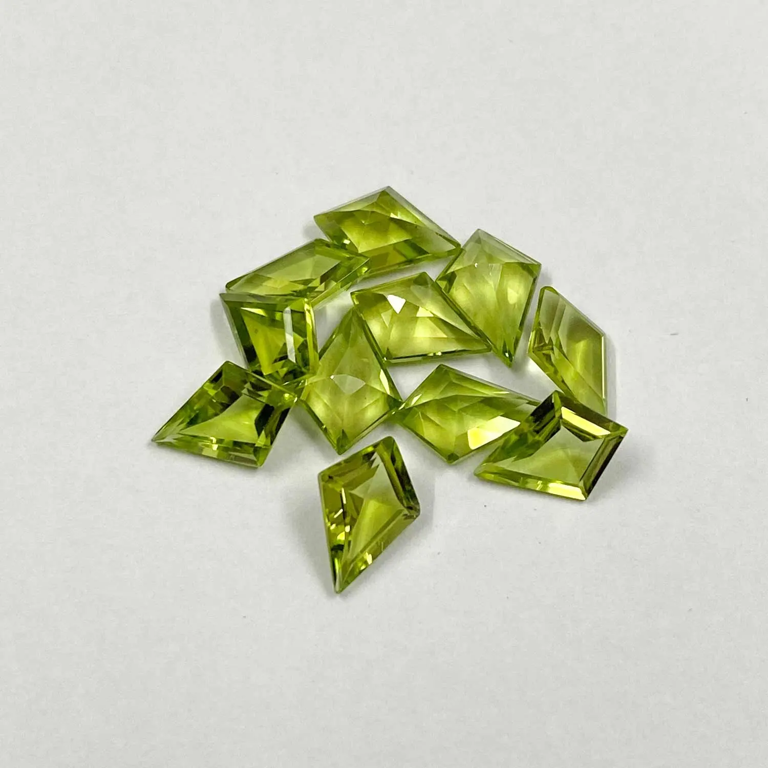 Lieferanten Hersteller in Indien Schlussverkauf erschwinglicher Preis 8 × 12 mm natürlicher Peridot gesichert Drachenform Edelstein für Schmuck