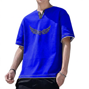 Camiseta de Manga Corta para Hombre con Logotipo de Ala en Relieve, Cuello en V, Corte Regular, Color Sólido, Algodón Jersey - Product Image 5