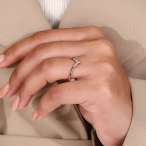 Anillo de Boda en Forma de V con Diamante Moissanite en Forma de Pera, Oro de 14K, Certificado IGI, Anillo Apilable para Aniversario, Anillo Nupcial - Product Image 5