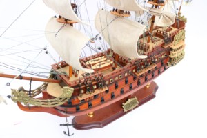 LE SOLEIL ROYAL con acabado en madera - Maqueta de madera inspirada en el barco histórico francés para decoración náutica y regalo empresarial - Product Image 2