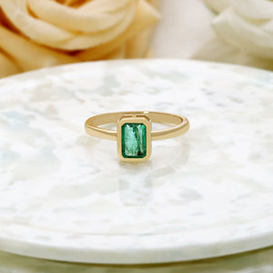 Bague solitaire en or jaune massif 14 carats avec émeraude verte taille émeraude sertie clos, bijoux fins, vente en gros, bague en pierres précieuses pour femme, cadeau - Product Image 2