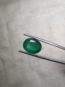 Émeraude naturelle zambienne de 3,79 carats, forme ovale, pierre précieuse vert foncé facettée, pierre précieuse pour la fabrication de bijoux fins, vente en gros - Product Image 3