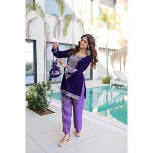 Ensemble 3 pièces décontracté pour femme en velours brodé Zari avec pantalon et Batwa - Product Image 4