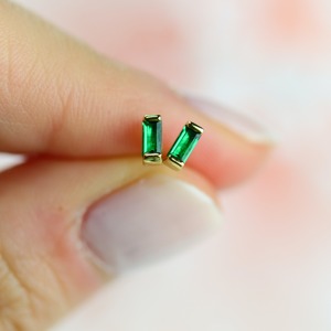 Pendientes de Oro Rosa Sólido de 14K con Zafiro Azul Corte Baguette, Joyería Fina Minimalista y Delicada para Uso Diario, Aniversarios y Fiestas - Product Image 3