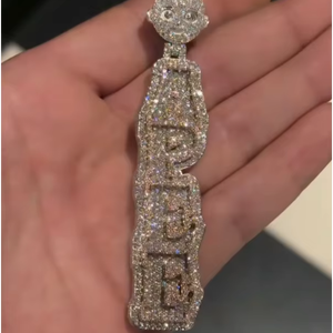 Pendentif vertical personnalisé en moissanite testée au diamant, bijoux sur mesure en argent 925, pendentif lettre en moissanite sertie de pierres - Product Image 1