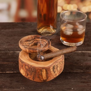 Tradebyd Cendrier en bois sculpté fait à la main Plateau à fumer durable Porte-cendres en bois écologique pour les cadeaux et la décoration - Product Image 1
