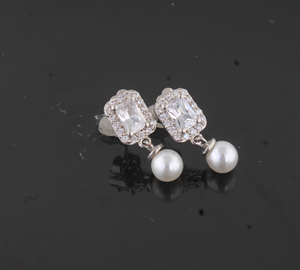 Pendientes de Lujo de Nácar Natural con Detalles de Circonita Cúbica, Pendientes Colgantes Plateados con Circonita Cúbica Brillante, a la Moda - Product Image 4