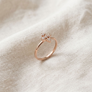 Bague de fiançailles classique en or rose avec diamant certifié IGI, sertie en grappe, pierre taille poire, monture à griffes, bijoux de mariage et de fête - Product Image 4