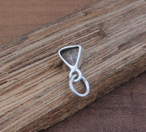 Colgante Vintage de Circonita Natural en Fila, Plata de Ley 925 con Baño de Platino, Barra Vertical Cruda, Unisex, Venta al por Mayor - Product Image 5