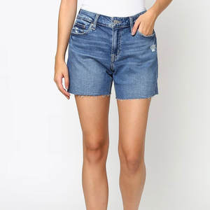 Shorts en jean coloré à coupe basse avec effet vieilli prononcé pour un style affirmé, et shorts taille haute coupe mom avec délavage vintage - Product Image 1