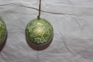 Adorno Navideño de Cristal Hecho a Mano, Bola Verde con Diseño de Tierra y Purpurina, Decoración Colgante de Estilo Tradicional - Product Image 2