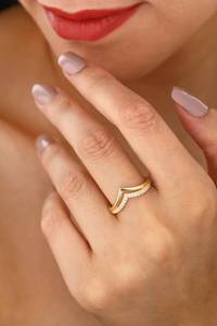 Anillo de Diamantes con Corte Redondo Minimalista en Forma de V, Cultivado en Laboratorio, con Oro Amarillo de 14K, Joyería Fina, Regalo de Compromiso o Boda para Enamorados - Product Image 2