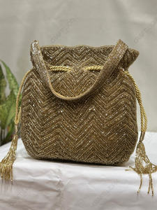 กระเป๋าถือทรงถังประดับลูกปัดลายเชฟรอนสีทอง พร้อมเชือกผูกแบบเชือกป่าน สำหรับงานเทศกาล  กระเป๋าสะพายไหล่สไตล์ Potli สำหรับผู้หญิง - Product Image 4