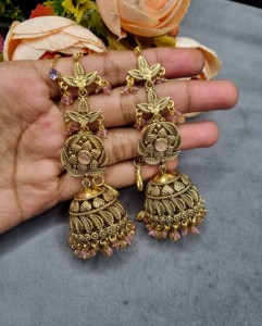 Pendientes Jhumka de diseñador con diseño de flor y hoja chapados en oro, con cadena para el cabello adjunta, para bodas y fiestas, fabricante de pendientes de moda. - Product Image 3