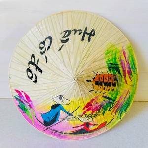 Sombrero cónico vietnamita vintage, non la, para regalos y souvenirs, con diseño de hoja de loto pintado a mano. - Product Image 4