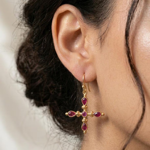 Pendientes de moda chapados en oro con rubíes, en forma de cruz con piedra rosa para uso diario para mujeres. - Product Image 3