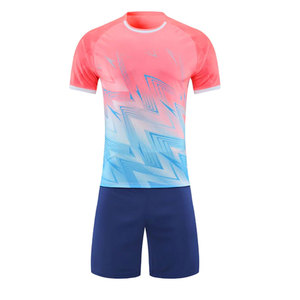 Uniforme de football court respirant et écologique avec logo personnalisé imprimé, 100 % polyester, disponible en plusieurs tailles et couleurs pour les écoles - Product Image 1