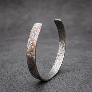 Bracelet manchette en acier Damas forgé à la main avec incrustation de cuivre – Bijou moderne d'inspiration viking en forme de lune – Cadeau pour homme - Product Image 2