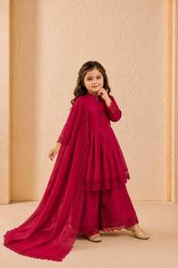 Ensemble trois pièces en soie romaine pour filles, avec robe brodée, bas confortable et dupatta élégant – Vêtements traditionnels pour enfants - Product Image 4
