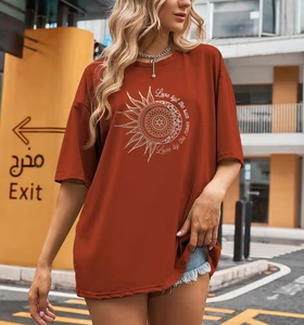 เสื้อยืดพิมพ์ลายกราฟิกโลโก้แบบกำหนดเองสำหรับผู้หญิง ทรงโอเวอร์ไซส์ ผ้าฝ้าย 100% สไตล์วินเทจ ขาดๆ แบบดิสเทรส แขนสั้น ผ้าหนา 240 GSM ผ้าฝ้าย 100% - Product Image 6