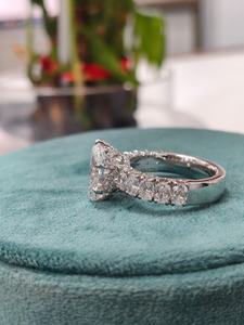 Anillo de Diamantes de Corte Ovalado de Lujo en Oro Blanco con Diamantes Laterales, Elegante Joya de Compromiso y Boda para Mujer, Diseño Personalizable - Product Image 2