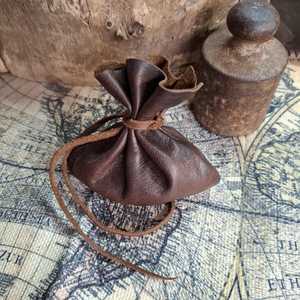 Bolsa de cuero hecha a mano con cordón, color marrón, forma irregular, bolsa portátil para monedas, artesanía natural - Product Image 5