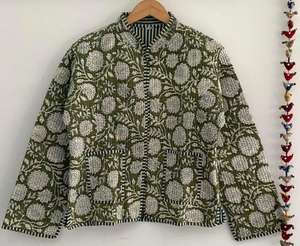 Hermosa Chaqueta Bomber Corta Acolchada Reversible Hecha a Mano en Color Verde Oliva, 100% Algodón, Ligera, Clásica, Artesanal, para Mujer - Product Image 1