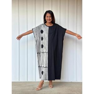 Robe Kaftan Femme Noire et Blanche, Coupe Ample Oversize, Imprimé Batik, Design Demi-Demi, Sans Manches, Décontractée, Écologique et Naturelle - Product Image 1