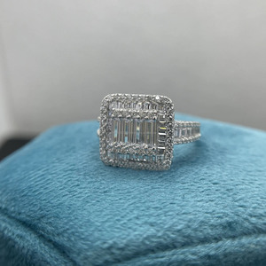 Bague de fiançailles de luxe en moissanite taille baguette et taille ronde avec halo de diamants, sertie pavé, en argent sterling 925, pour femme, design géométrique - Product Image 4