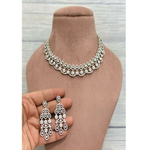 ชุดสร้อยคอพร้อมต่างหูประดับเพทายสีขาวเคลือบเงินทองเหลืองคุณภาพพรีเมียม ดีไซน์ทันสมัย เหมาะสำหรับเป็นของขวัญงานแต่งงาน งานปาร์ตี้ และสวมใส่ในชีวิตประจำวันสำหรับผู้หญิง - Product Image 2