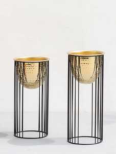 Techniques de finition élégantes, ajoutant une touche riche et stylée à n'importe quelle table ou à toute décoration intérieure. Vase en métal moderne. - Product Image 2