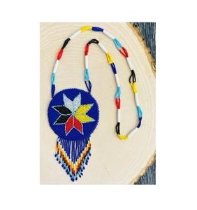 Conjunto de collar y aretes con cuentas únicas, diseñado para un estilo étnico a la vanguardia de la moda. - Product Image 1