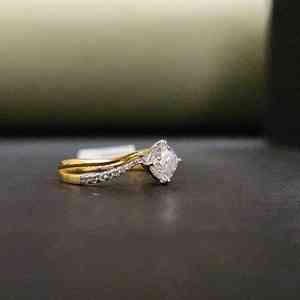 Anillo de Compromiso de Lujo con Moissanita Amarilla Corte Cojín y Engaste de Garras, Certificado IGI, Oro Sólido de 14K, 2.27ct, de Moda - Product Image 5