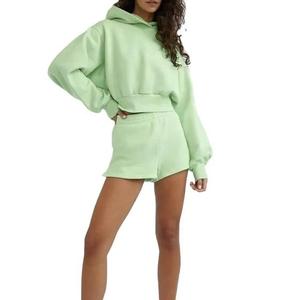 Conjunto de sudadera corta con cremallera y pantalones de chándal de pierna extra ancha con borde deshilachado para mujer - Product Image 4
