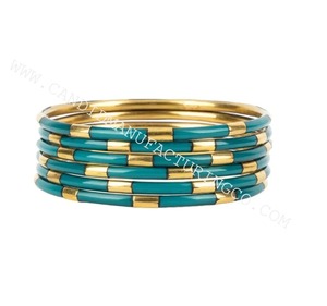 Conjunto de brazaletes étnicos de resina y latón color crema dorado, hechos a mano para mujer, joyería para fiestas. - Product Image 5