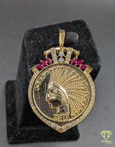 Colgante de Moneda con Cabeza de Indio Iced Out con Piedras Rojas, Amuleto Hip Hop - Product Image 1