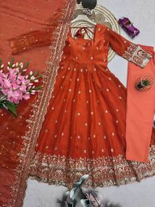 Ensemble de robe Anarkali traditionnelle en soie Fandy Royal Heavy avec dupatta pour mariage et Diwali - Product Image 5