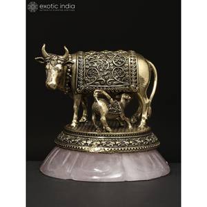 Exótica Escultura India Pequeña de 3 Pulgadas de Vaca y Ternero en Latón Superfino sobre Base de Cuarzo Rosa, Hecha en India - Product Image 2